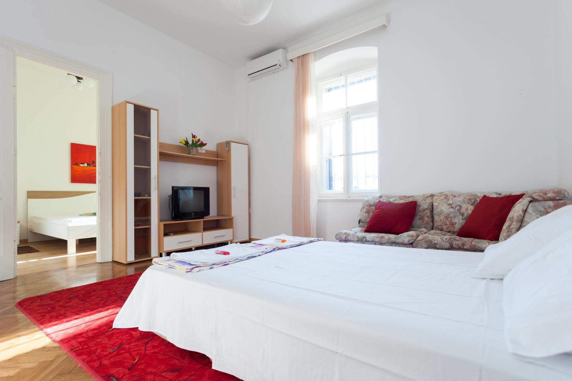 Center Apartment *